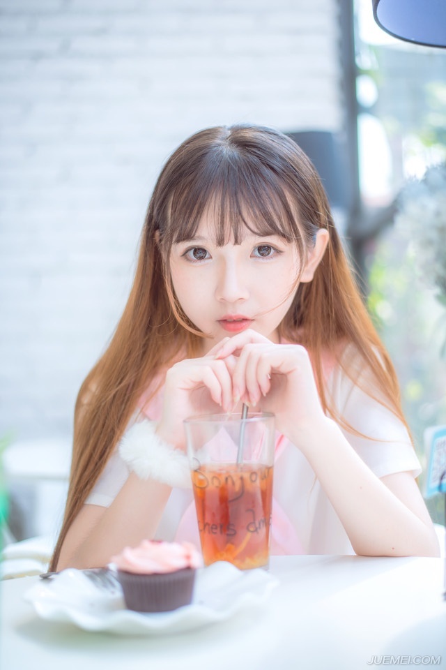 半晌之后，吕蒙红着眼眶出来，看着一片混乱的大营，厉声喝道：“都给我起来，看看你们现在，像什么样子！？”